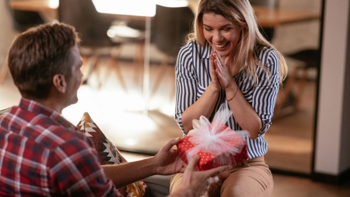Know what is the best gift you can give to your partner according to Vastu Know what is the best gift you can give to your partner according to Vastu