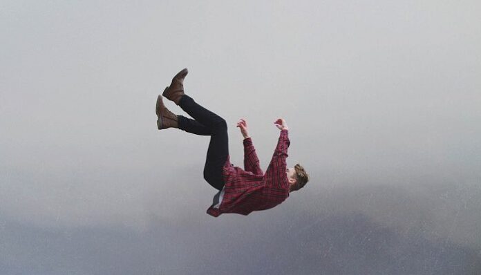 If you dream of yourself falling, know what it means If you dream of yourself falling, know what it means